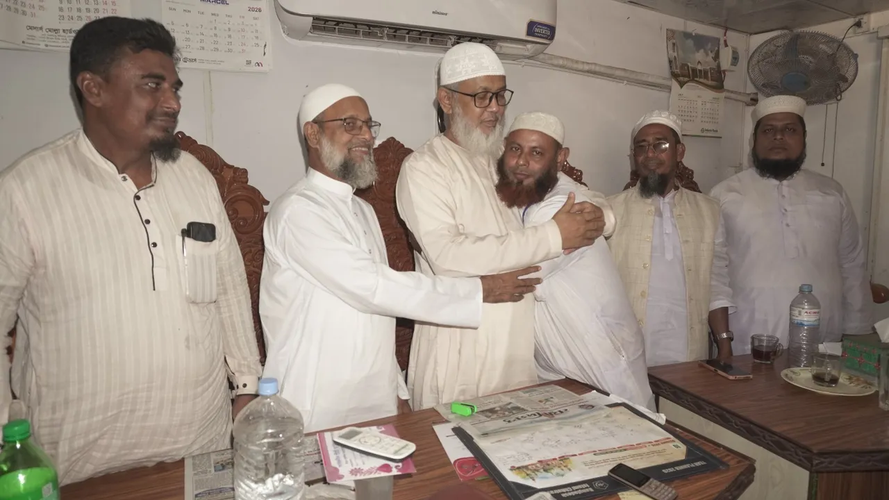 সাতক্ষীরায় ইসলামী আন্দোলন ছেড়ে জামায়াতে যোগ দিলেন সাবেক চেয়ারম্যান প্রার্থী ফারুক