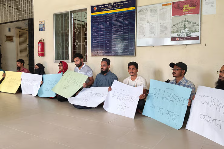 প্রাথমিক শিক্ষক নিয়োগের দাবিতে দুই জেলায় অনশন