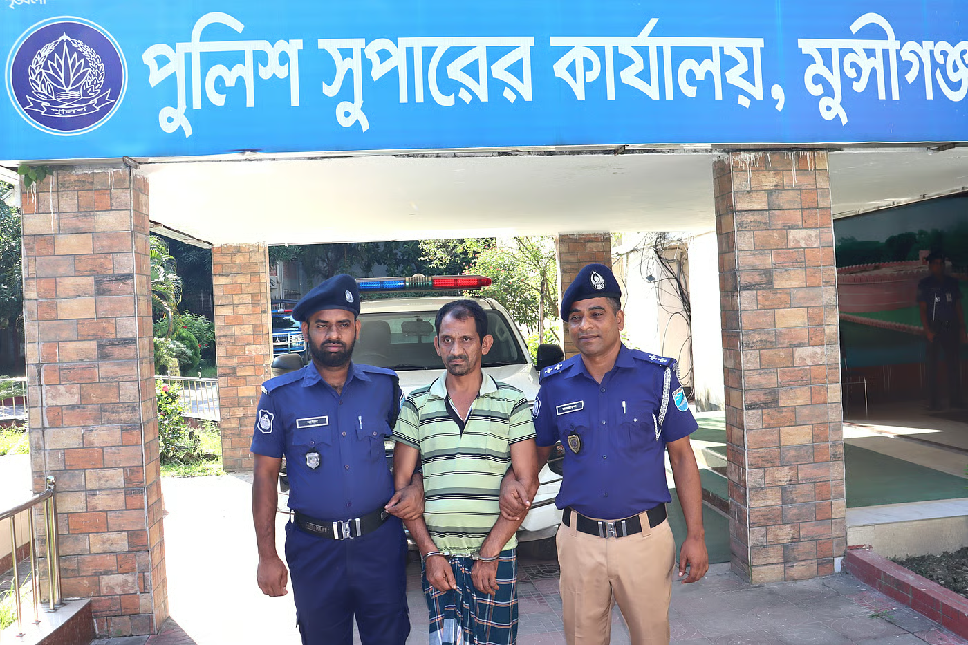 মেয়েকে নিয়ে আলাদা কক্ষে ঘুমিয়েছিলেন স্ত্রী, মাঝরাতে শ্বাসরোধে হত্যা: পুলিশ