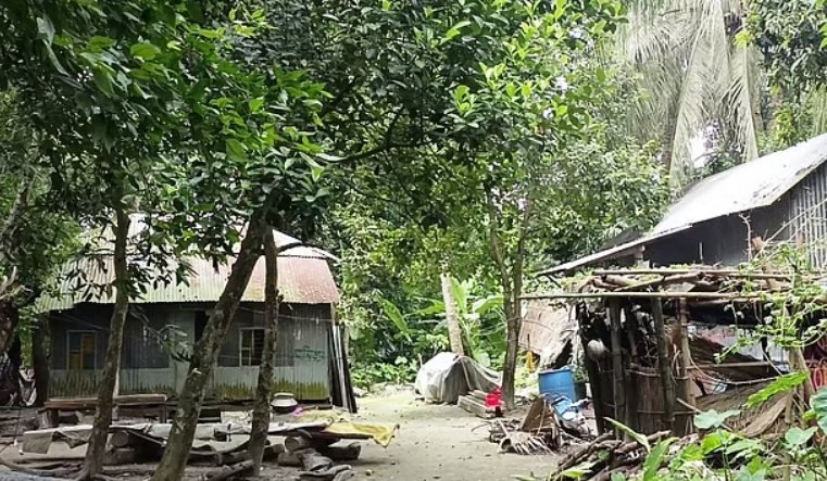 বাঁধনের ওপর হামলায় অভিযুক্ত মনিরুলের পরিবার গ্রাম ছাড়ল