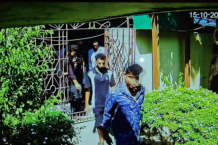 ব্রাহ্মণবাড়িয়ায় টিকিট দেখাতে বলায় দলবল নিয়ে এসে স্টেশনমাস্টার ও টিসিকে বেধড়ক মারধর