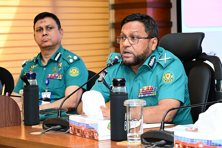 চাঁদাবাজ ও জমি দখলকারীদের যে পরিচয়ই থাকুক না কেন, কঠোর ব্যবস্থা নিতে হবে: ডিএমপি কমিশনার