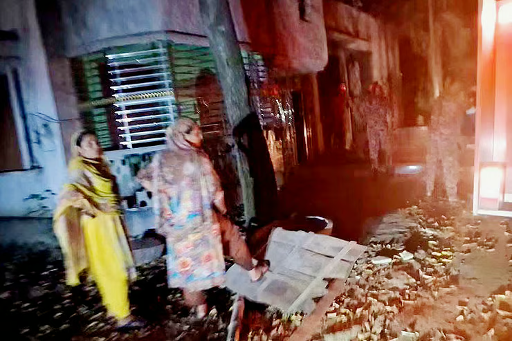 কুষ্টিয়ায় কৃষক দলের কার্যালয়ে হামলার অভিযোগ, পরে যুবলীগ নেতার বাড়িতে আগুন
