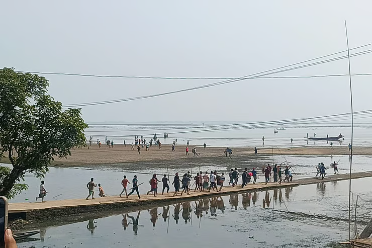 মাইকিং করে লোক জড়ো, পুলিশের সামনেই চার গ্রামের বাসিন্দাদের সংঘর্ষ