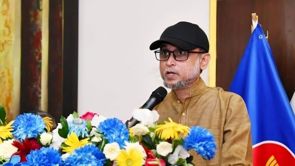 হঠাৎ ফারুকীর স্টাটাস : অজগর সাপকে জড়িয়ে ধরে শুয়ে থাকার মতো অবস্থা