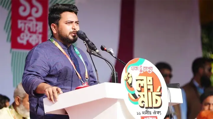 ‘হেলিকপ্টারে পালাবেন, নাকি সম্মানের সঙ্গে যাবেন’: তারেক রহমানকে নাহিদ