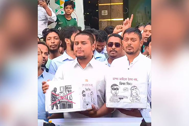 চাঁদাবাজদের ‘ভিক্ষা’ দিতে ‘দানবাক্স’ বসানোর আহ্বান হাসনাত-পাটওয়ারীর