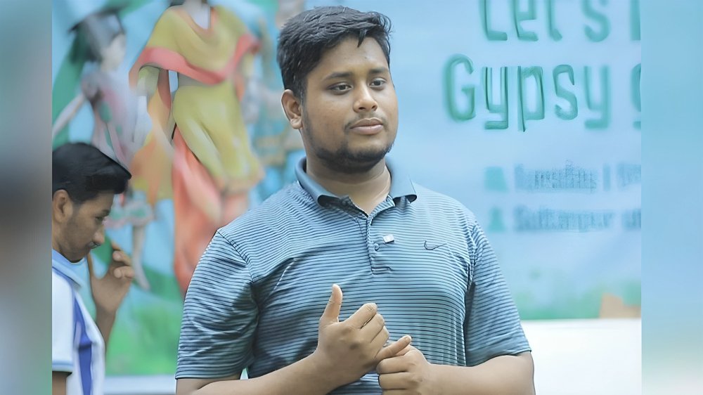 ব্যতিক্রমী উদ্যোগ: বেদে শিশুদের শিক্ষায় প্রথম মাসের বেতন দান করলেন এমপি হাসনাত আব্দুল্লাহ