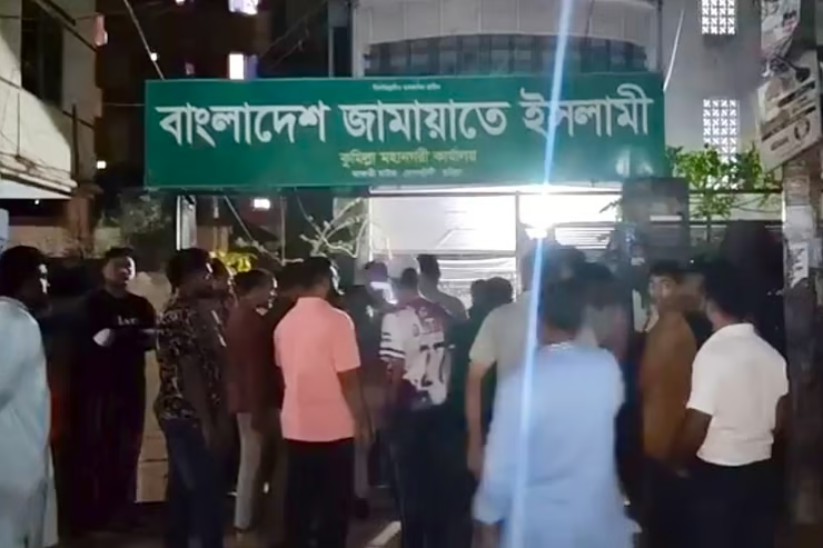 জামায়াতের কুমিল্লা মহানগর কমিটি গঠন নিয়ে বিরোধ: কার্যালয় চত্বরে ককটেল বিস্ফোরণ ও গাড়ি ভাঙচুর