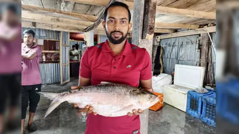 ২ কেজি ১০০ গ্রামের ইলিশ বিক্রি হলো ৭ হাজার ২০০ টাকায়