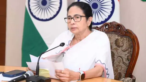 মমতার দলের নতুন নাম, প্রতীকও বদলাল