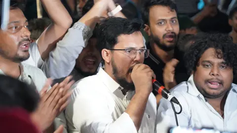 সহকারী শিক্ষক নিয়োগে দলীয়করণের অভিযোগে যুবশক্তির বিক্ষোভ