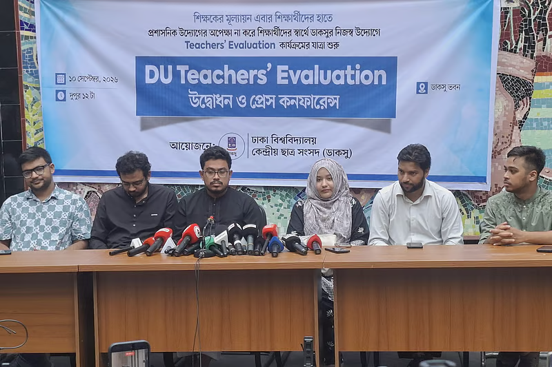 ঢাবিতে শিক্ষকদের মূল্যায়ন শুরু করল ডাকসু, বৈধতা নিয়ে প্রশ্ন প্রশাসনের
