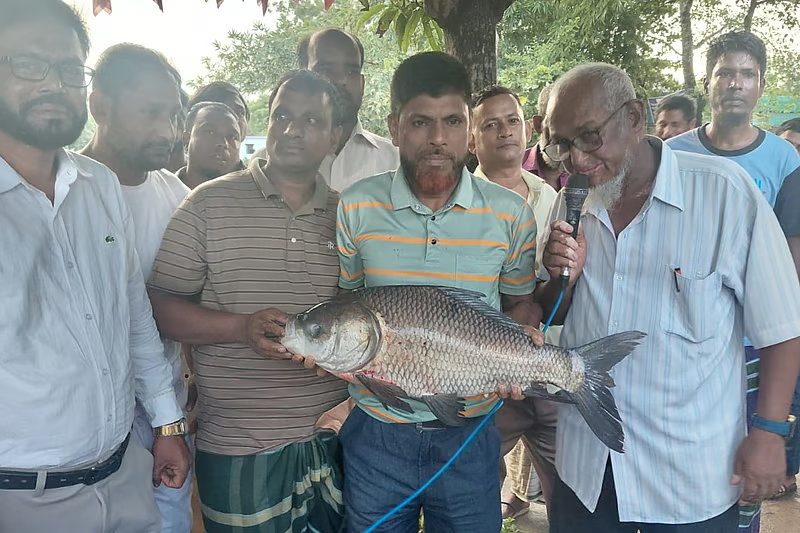 দুটি কাতলা ধরেই ২ লাখ ৩০ হাজার টাকা পুরস্কার জিতলেন হান্নান
