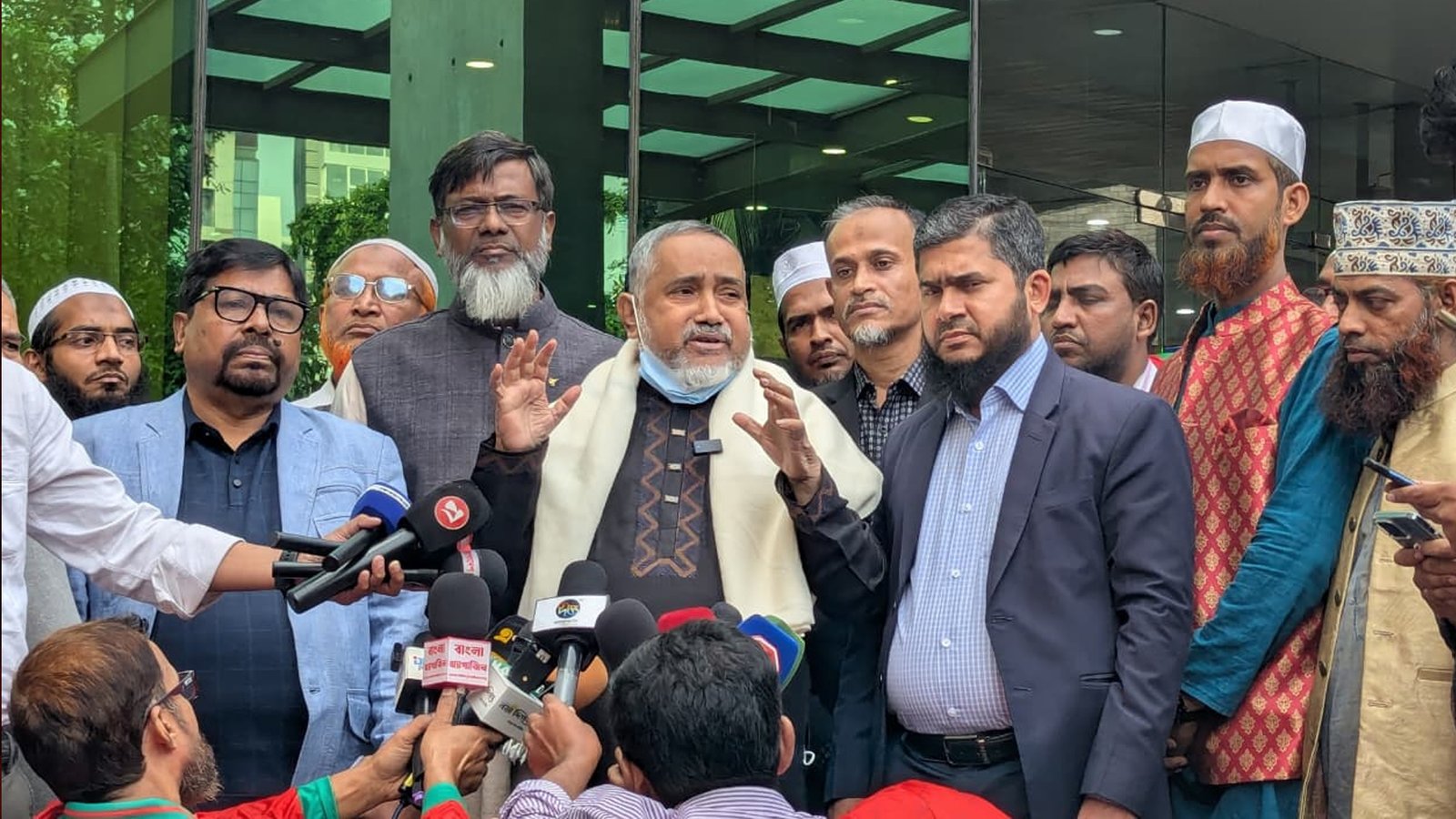 আগামী নির্বাচনের জন্যে বৃহৎ রাজনৈতিক দলগুলোর ভিতরে আরও অনেক বেশি সমঝোতা এবং নীতিগত ঐক্য প্রয়োজন : ডা. তাহের