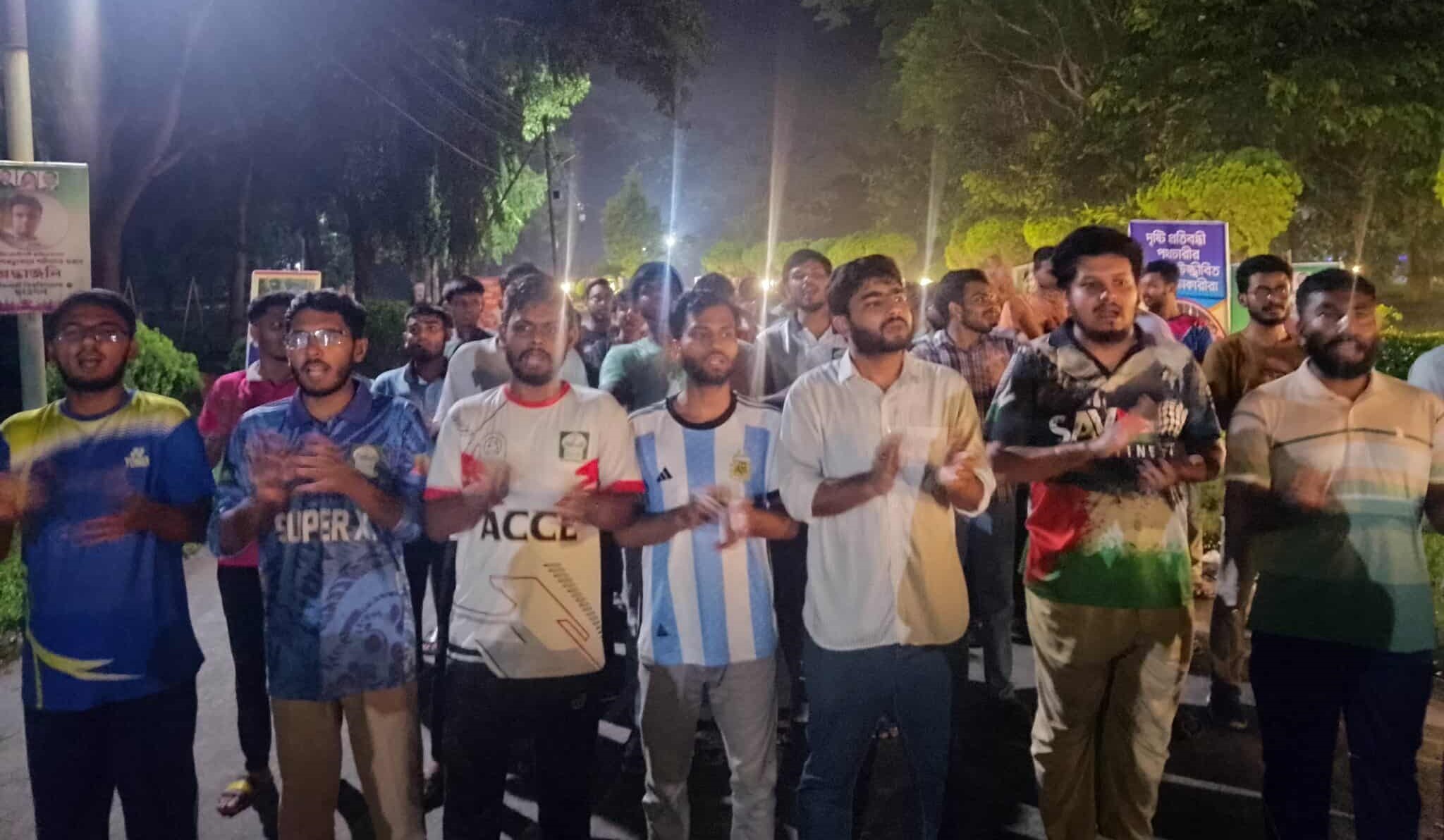 মধ্যরাতে 'কণ্ঠে আবার লাগা জোর, চাঁদাবাজদের কবর খোড়' স্লোগানে উত্তাল ইবি