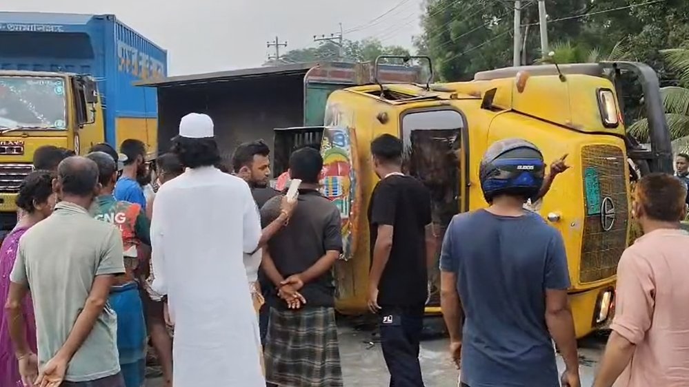 ঢাকা-টাঙ্গাইল মহাসড়কে চালক ঘুমিয়ে ট্রাক উল্টে নিহত ২০ বছরের তরুণ রাসেল