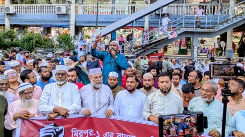 রাড্ডা হাসপাতালে হামলা-লুটপাটের প্রতিবাদে জামায়াতের বিক্ষোভ
