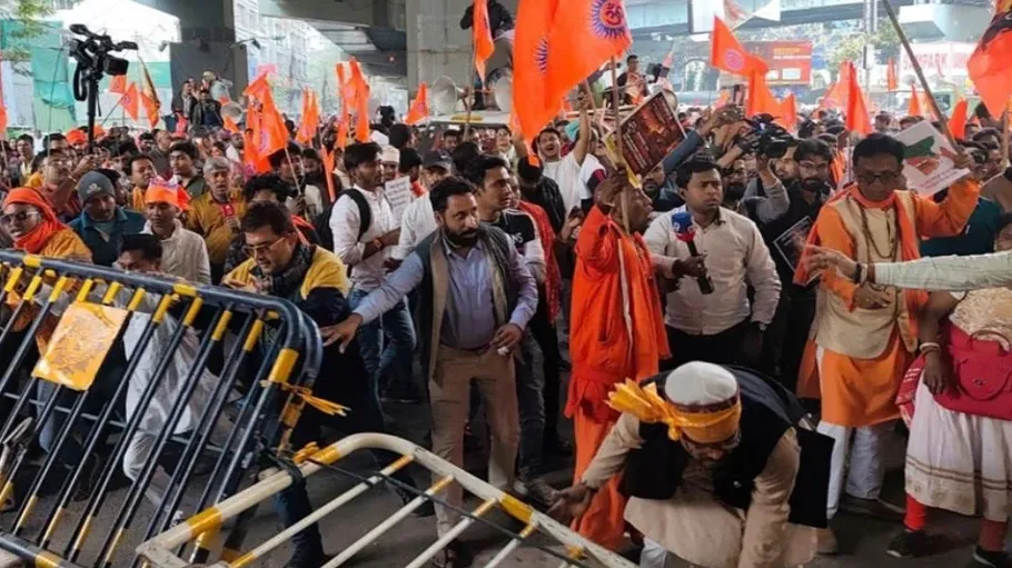 কলকাতায় বাংলাদেশ উপহাইকমিশন ঘেরাও, ব্যারিকেড ভাঙার চেষ্টা