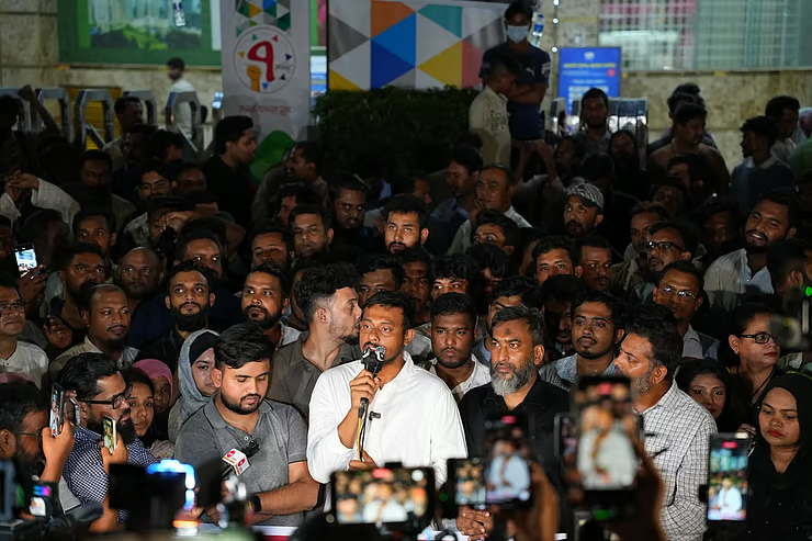 জ্বালানি তেলের দাম বৃদ্ধির প্রতিবাদে এনসিপির বিক্ষোভ, সরকারকে ‘প্রতিরোধের’ হুঁশিয়ারি