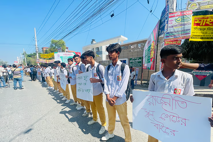 কুষ্টিয়া জিলা স্কুল মাঠে রাজনৈতিক কর্মসূচির প্রতিবাদে শিক্ষার্থীদের মানববন্ধন