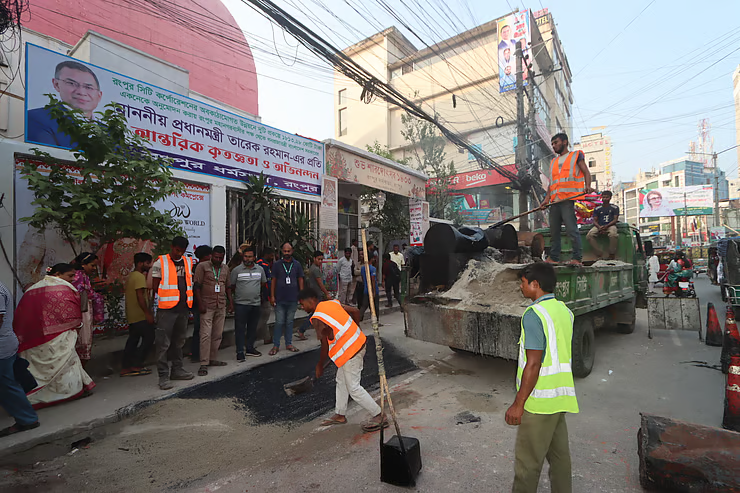 ৯ মাসে হয়নি, প্রধানমন্ত্রীর সফর ঘিরে পাঁচ দিনেই হলো সড়ক সংস্কার