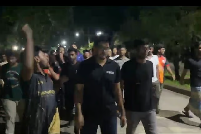 সরকারি চাকরির ভাইভার নম্বর বাড়ানোর প্রতিবাদে চুয়েটে বিক্ষোভ