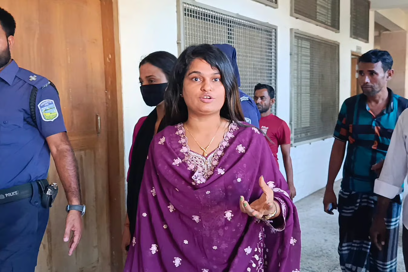 বিএনপিকে ভোট দিয়ে ভুক্তভোগী বলা নারীকে নিজ জিম্মায় জামিন দিলেন আদালত