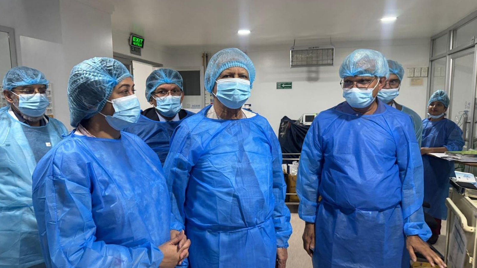 খালেদা জিয়ার স্বাস্থ্যের খোঁজ নিতে এভারকেয়ারে প্রধান উপদেষ্টা