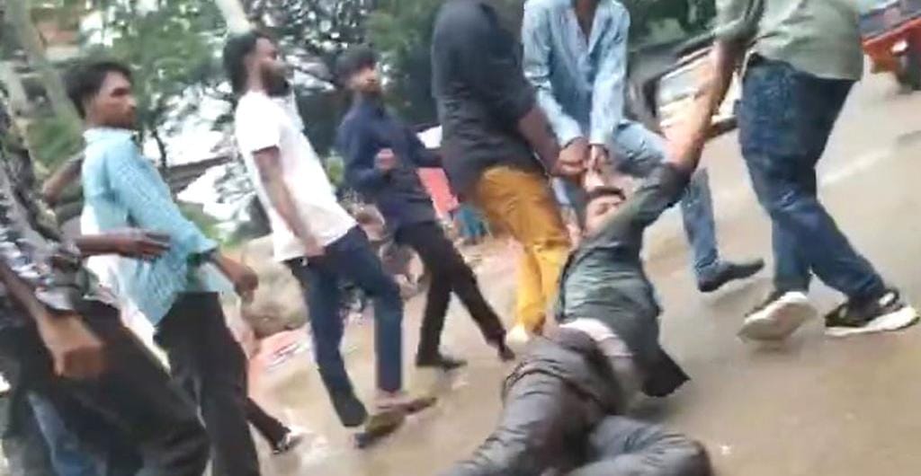 পুলিশ দেখল, কিছু বলল না—সাংবাদিককে পেটালো দুর্বৃত্তরা, ইট দিয়ে থেঁতলে জখম