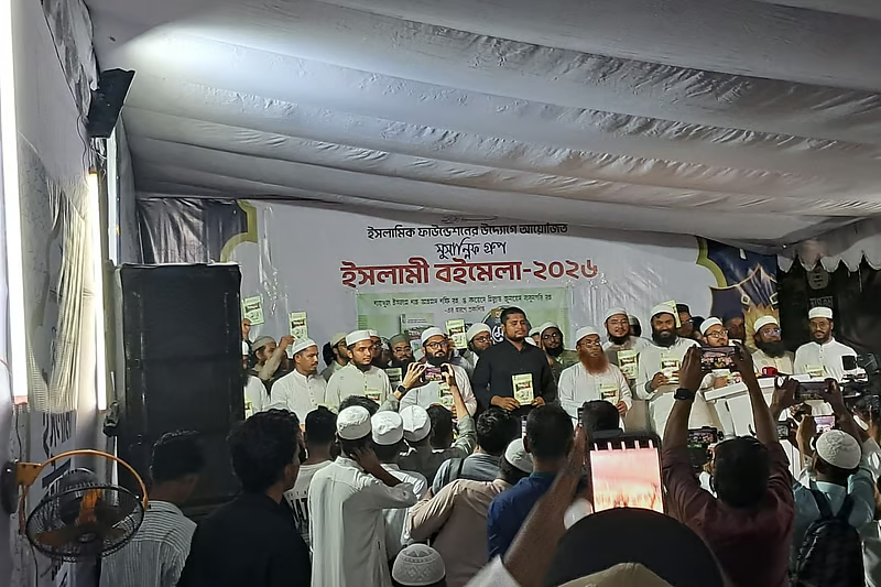 আলেমদের অন্যের ‘গেমের ঘুঁটি’ না হয়ে নিজস্ব রাজনীতির খেলোয়াড় হতে বললেন হাসনাত