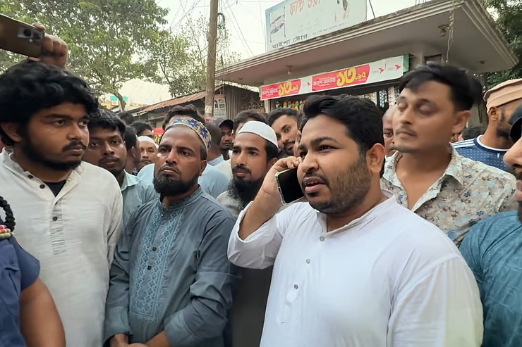 ‘মাটি কাটার কমিশন খান আপনি’, নৌ পুলিশ পরিদর্শককে এনসিপির এমপি