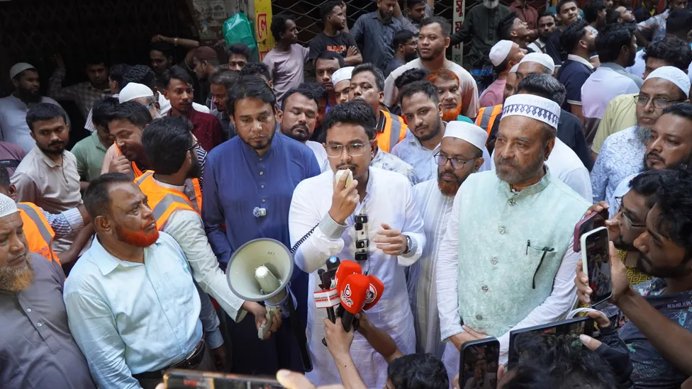 চকবাজারে অগ্নিকাণ্ডে ক্ষতিগ্রস্ত এলাকা পরিদর্শনে ডাকসু ভিপি সাদিক কায়েম