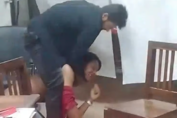 জরুরি বিভাগে চেয়ার দিয়ে স্বেচ্ছাসেবক দল নেতাকে পেটালেন ছাত্রদল নেতা, ভিডিও ভাইরাল