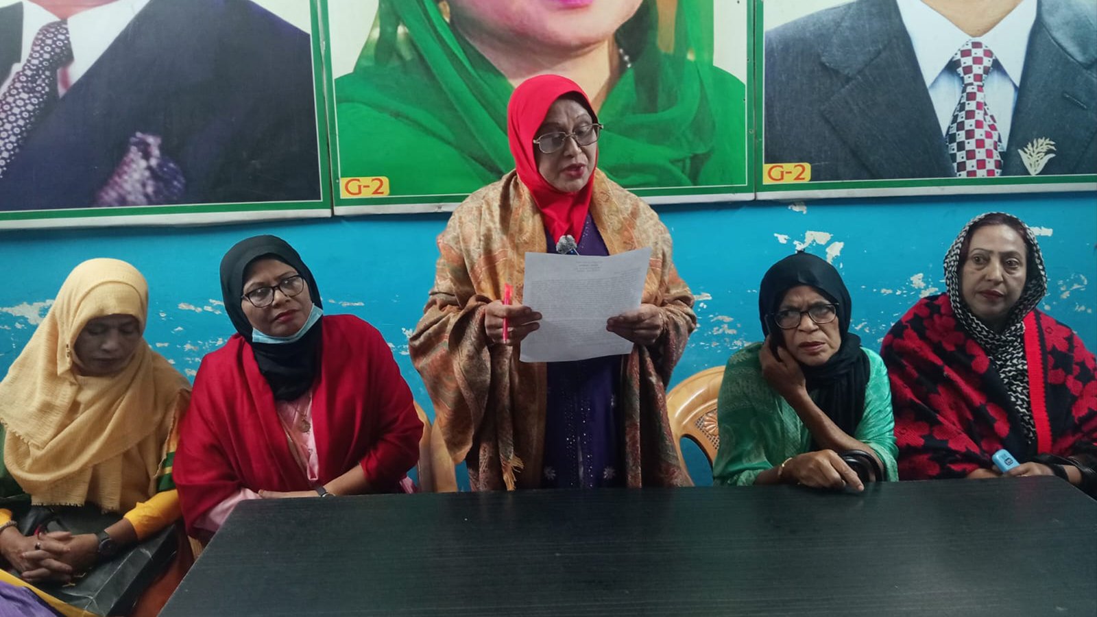 গাজীপুরে মহিলা দলের সংবাদ সম্মেলন  সাংবাদিকের বিরুদ্ধে আপত্তিকর  আচরণের অভিযোগ