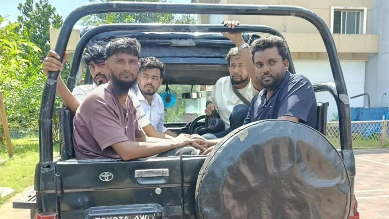 সাজেকে ‘জয় বাংলা, জয় বঙ্গবন্ধু’ স্লোগান, ৬ পর্যটক আটক