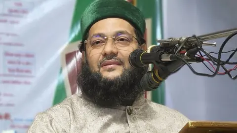 'সাংবাদিকদের পেটানো দরকার'—ব্যাখ্যা দিলেন এনায়েতুল্লাহ আব্বাসী