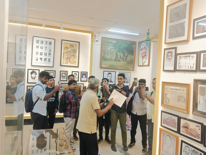 ডাকসুর সংগ্রহশালা থেকে জিন্নাহর তিন ছবি ছিঁড়ে ফেললেন শিক্ষার্থী