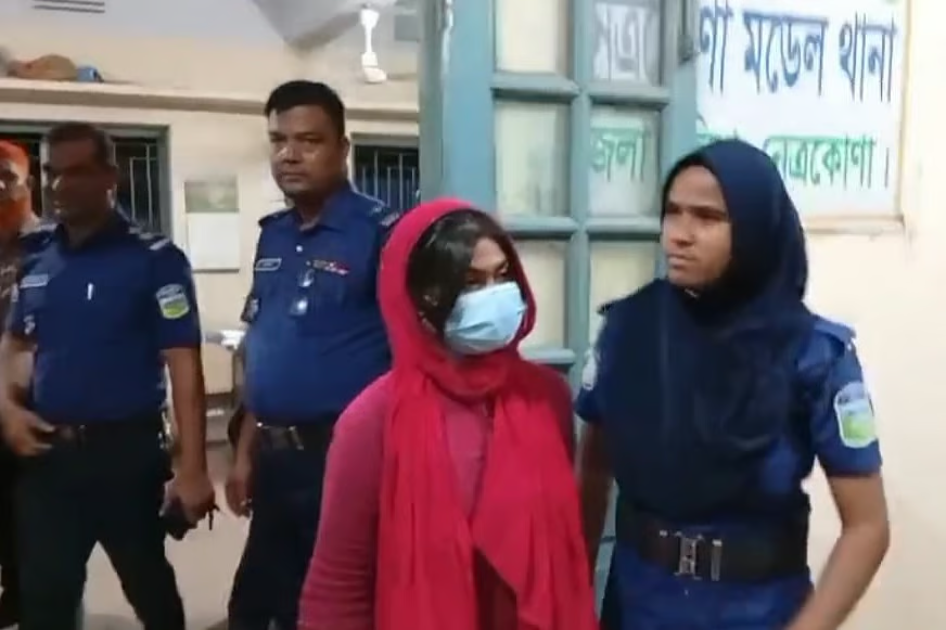 ফ্যামিলি কার্ড দেওয়ার কথা বলে টাকা নেওয়ার অভিযোগে এনসিপি নেত্রী গ্রেপ্তার
