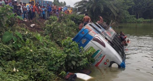 কালীগঞ্জে যাত্রীবাহী বাস উল্টে পুকুরে, আহত -১০