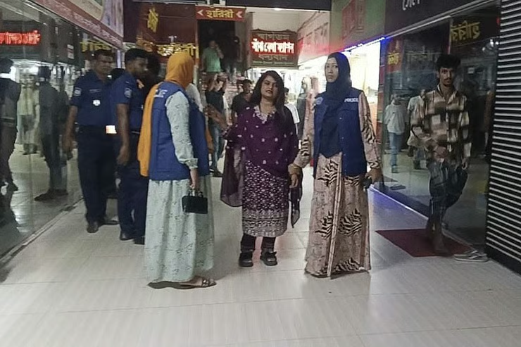ফেসবুক লাইভে 'বিএনপি সরকারকে ভোট দিয়া আজকে ভুক্তভোগী' বলা নারীকে গ্রেপ্তার দেখাল পুলিশ