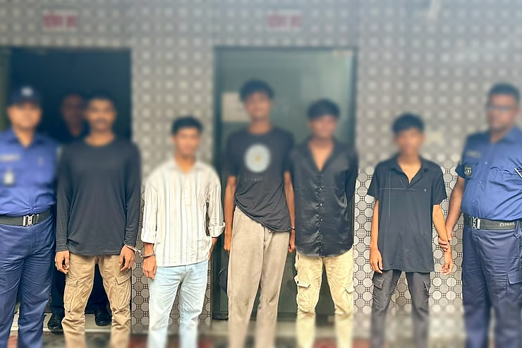 কুমিল্লায় শুধু শহর নয়, গ্রামাঞ্চলেও ছড়িয়েছে কিশোর গ্যাংয়ের তৎপরতা; অস্ত্রসহ মহড়ার ভিডিও ভাইরাল