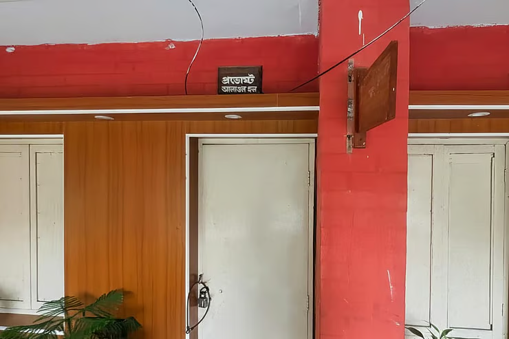 চবি আলাওল হলের প্রাধ্যক্ষকে কক্ষে রেখে তালা, অবাঞ্ছিত ঘোষণা