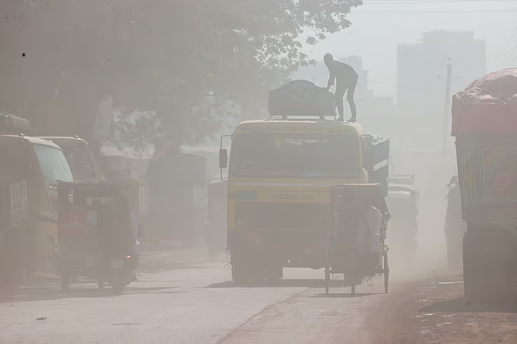 বায়ুদূষণে শীর্ষে ঢাকা, মারাত্মক দূষণ নগরীর ৯ স্থানে