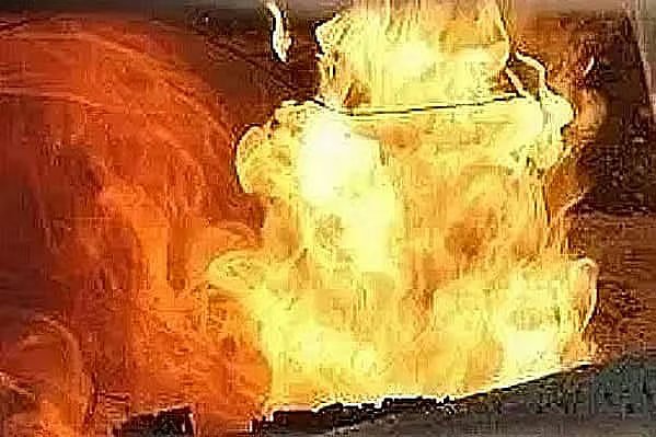 ধানমন্ডি ২৭ নম্বরে এপেক্সের শোরুমে আগুন