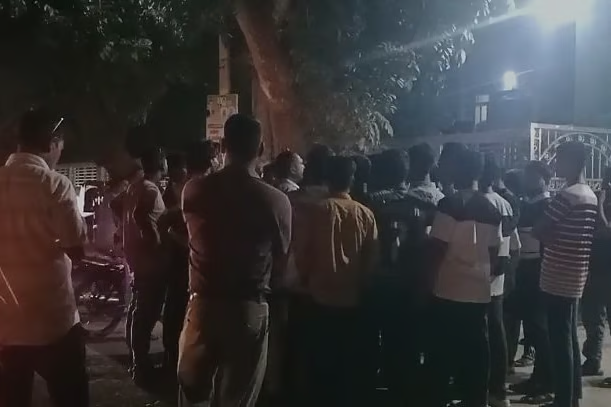 ছাত্রদল নেতার নিবন্ধনহীন মোটরসাইকেল আটক, এসপি কার্যালয়ের সামনে বিক্ষোভ
