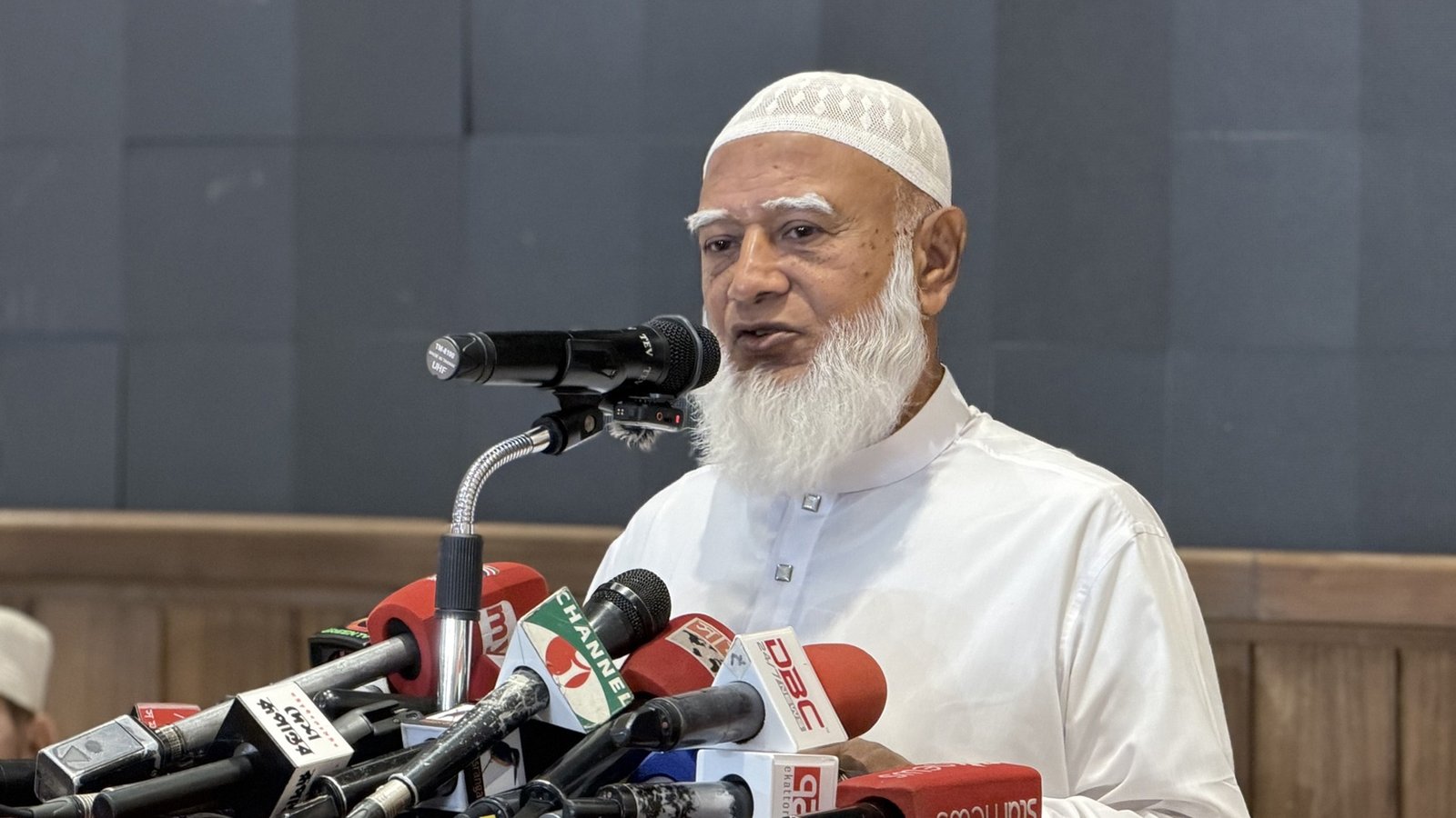 “খুবই দুঃখজনক”—তেলের দাম নিয়ে জামায়াত আমিরের প্রতিক্রিয়া