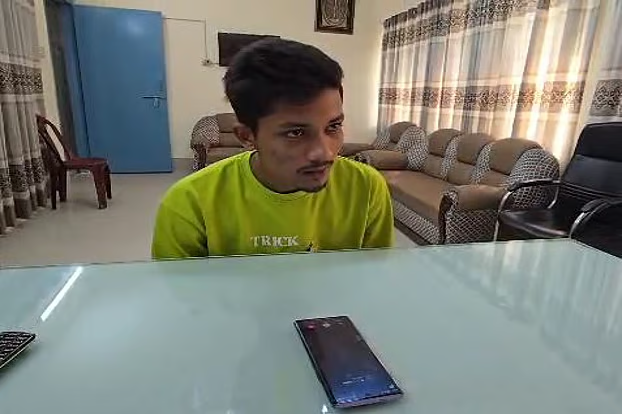 ফেসবুকে নারীর পরিচয়ে প্রবাসীর সঙ্গে বিয়ে, পরে জানা গেল ‘স্ত্রী’ একজন তরুণ