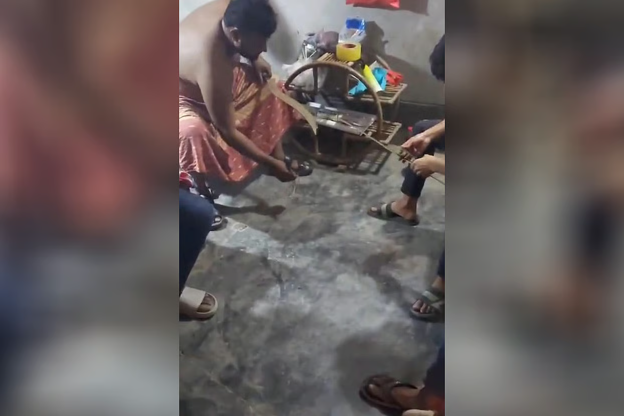 রামদা ধার দিচ্ছেন সম্ভাব্য চেয়ারম্যান প্রার্থী, ভিডিও ভাইরাল
