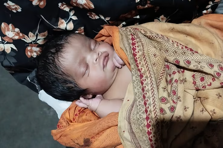 পলিথিনের ভেতর থেকে আসছিল কান্নার শব্দ, ৯৯৯-এ ফোনে উদ্ধার নবজাতক